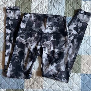 Lululemon Leggings Size 4 Black and Gray Floral Pattern